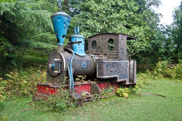 Vecchia locomotiva a vapore arrugginita abbandonata con fori di proiettile — Foto Stock