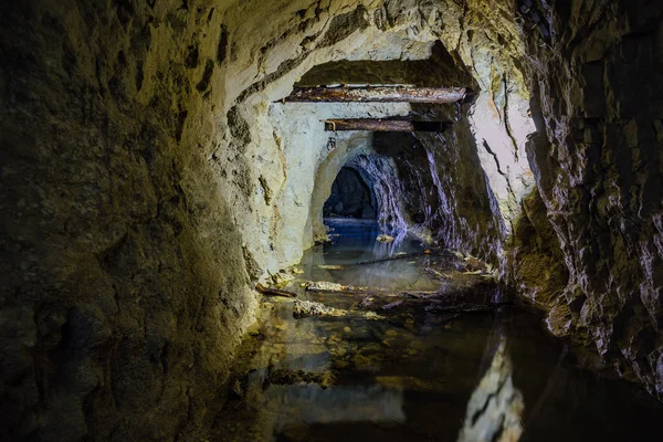 Тёмный грязный заброшенный шахтный туннель — стоковое фото