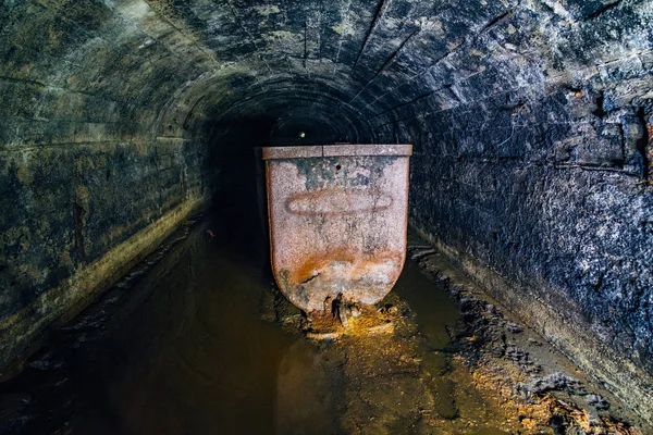 Vieux chariot rouillé dans une mine de charbon abandonnée — Photo