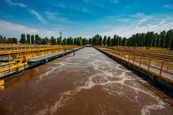 Moderne afvalwaterzuiveringsinstallatie. Tanks voor beluchting en biolog — Stockfoto