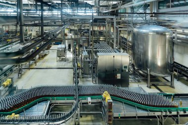 Bira fabrikasında otomatik modern üretim hattı. Konveyör hattı ve v