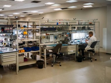 Mühendis servis merkezinde elektronik ekipmanları onarır