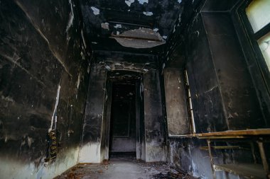Yangından sonra yanmış konak iç mekan. Siyah kurum duvarları