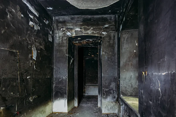 Interior de la mansión quemada después del fuego. Paredes en hollín negro — Foto de Stock