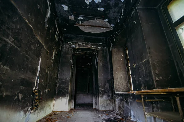 Interior de la mansión quemada después del fuego. Paredes en hollín negro — Foto de Stock