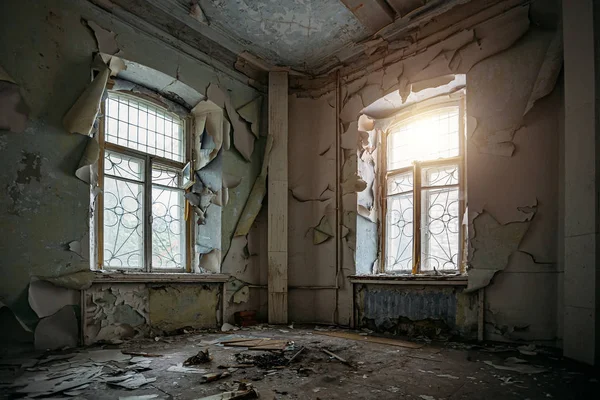 Interior de la casa abandonada, habitación sucia, paredes peladas podridas —  Fotos de Stock