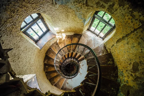 Escadaria espiral velha em mansão abandonada, vista ao contrário — Fotografia de Stock