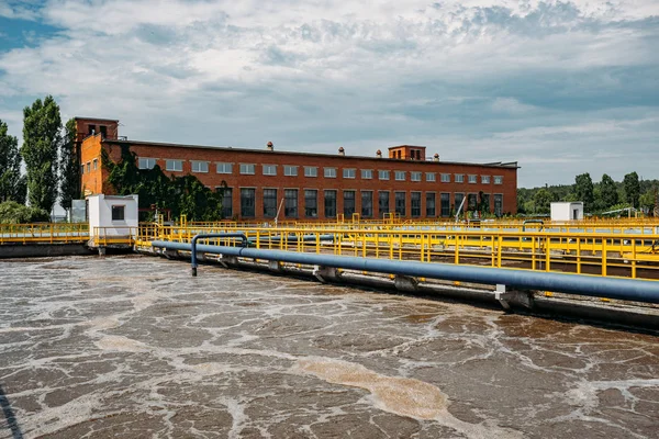 Moderna estação de tratamento de águas residuais. Tanques para aeração e biolog — Fotografia de Stock