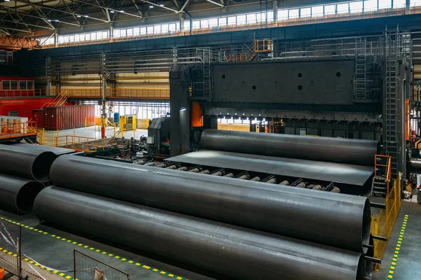 Formation de tuyaux en utilisant la machine à cintrer le rouleau — Photo