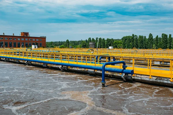 Moderne afvalwaterzuiveringsinstallatie. Tanks voor beluchting en biolog — Stockfoto