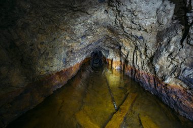 Karanlık ürpertici kirli sular altında terk edilmiş maden tüneli
