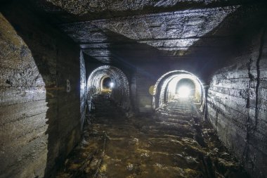 Demiryolu paslı kalıntıları ile koyu kirli terk edilmiş uranyum madeni