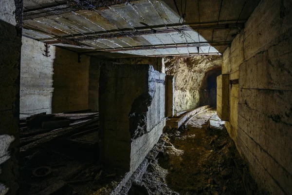 Mine d'uranium sombre et sale abandonnée avec des restes rouillés de chemin de fer — Photo