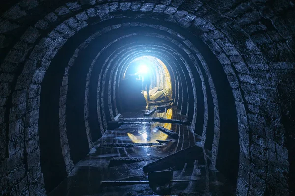 Sombre effrayant sale inondé abandonné mine tunnel — Photo