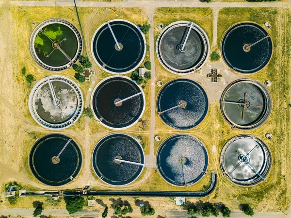Moderní čistírna odpadních vod, pohled shora z dronu — Stock fotografie