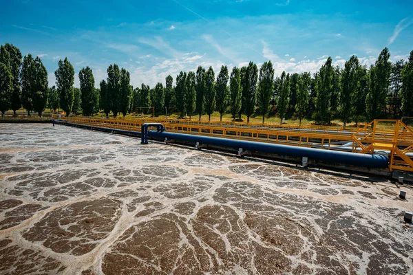 Moderne Kläranlage. Tanks für Belüftung und Biologie — Stockfoto