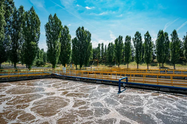 Pabrik pengolahan air limbah modern. Tank untuk udara dan biolog — Stok Foto