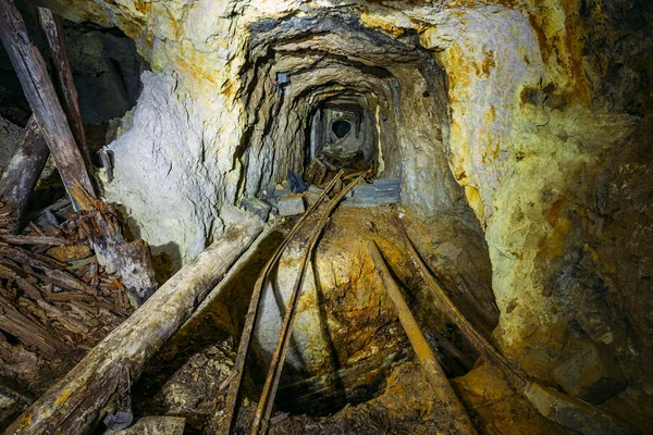 붕괴 된 오래된 버려진 광산 터널 — 스톡 사진