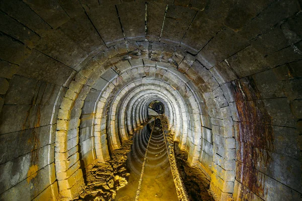 Scuro raccapricciante sporco allagato abbandonato miniera tunnel — Foto Stock