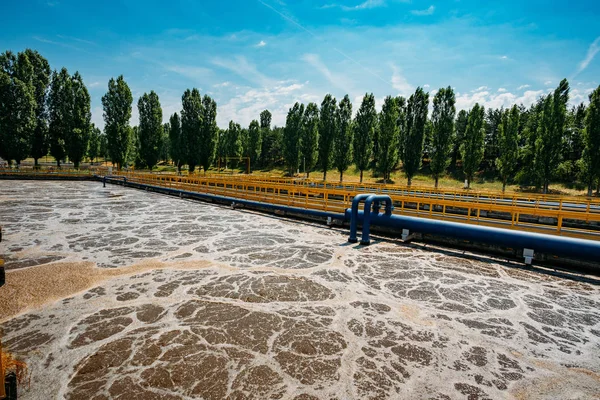 Moderna planta de tratamiento de aguas residuales. Tanques para aireación y biolog —  Fotos de Stock
