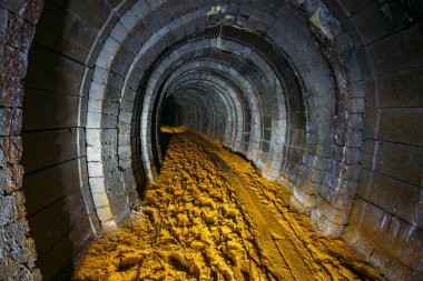Demiryolu paslı kalıntıları ile koyu kirli terk edilmiş uranyum madeni