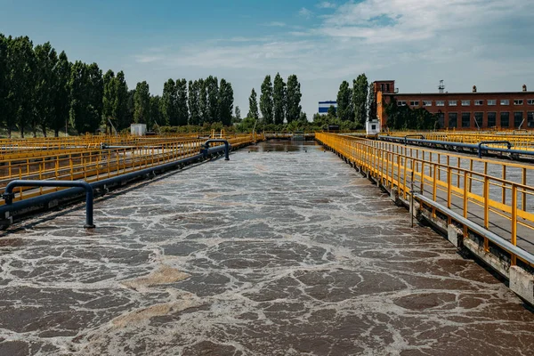 Moderne afvalwaterzuiveringsinstallatie. Tanks voor beluchting en biolog — Stockfoto