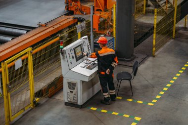 Metal atölyesindeki Cnc makinesini programlayan fabrika işçisi