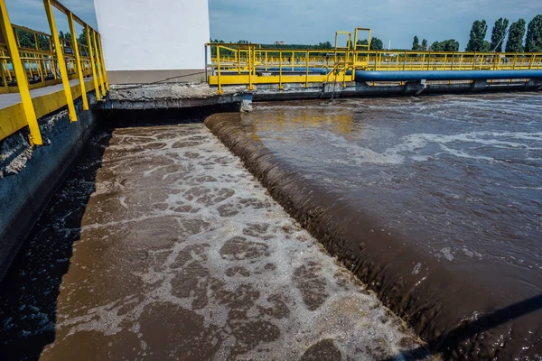 Modern Atıksu arıtma tesisi. Havalandırma ve biyolog tankları