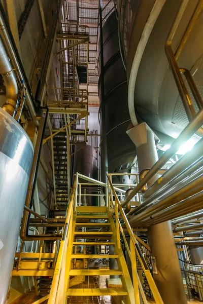 Ligne de production de brasserie moderne. Grandes cuves pour la fermentation de bière — Photo