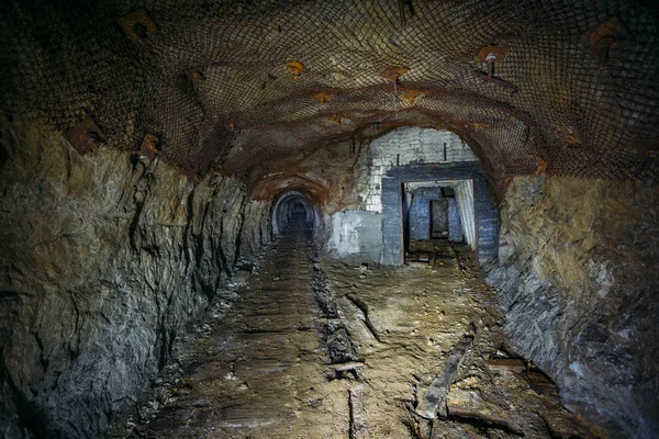 Miniera di uranio abbandonato sporco scuro con resti arrugginiti di ferrovia — Foto Stock