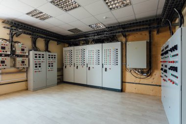 Göstergeli kontrol panelli elektrikli şalt dolapları