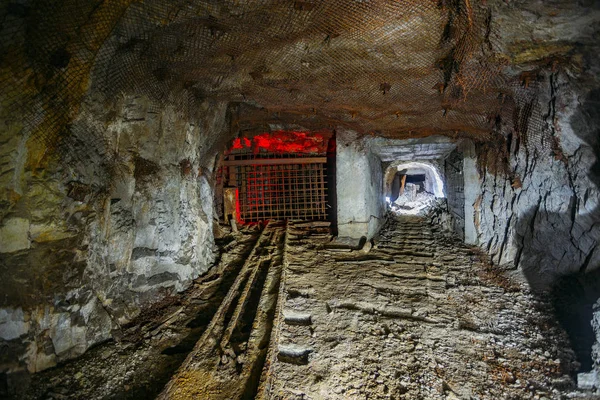 Miniera di uranio abbandonato sporco scuro con resti arrugginiti di ferrovia — Foto Stock