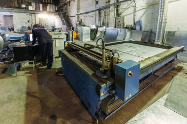 Operatör program kontrolü ile plazma kesme makinesi ile çalışır