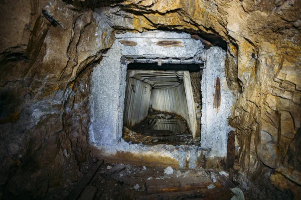 Ingresso alla galleria mineraria abbandonata sporca allagata — Foto Stock