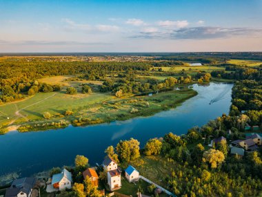 Yaz kırsal manzara, havadan görünümü. İnsansız hava aracı uçuşundan köy, orman ve nehir