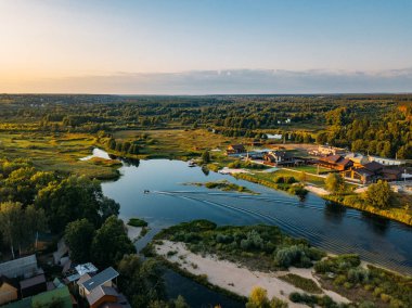 Yaz kırsal manzara, havadan görünümü. İnsansız hava aracı uçuşundan köy, orman ve nehir