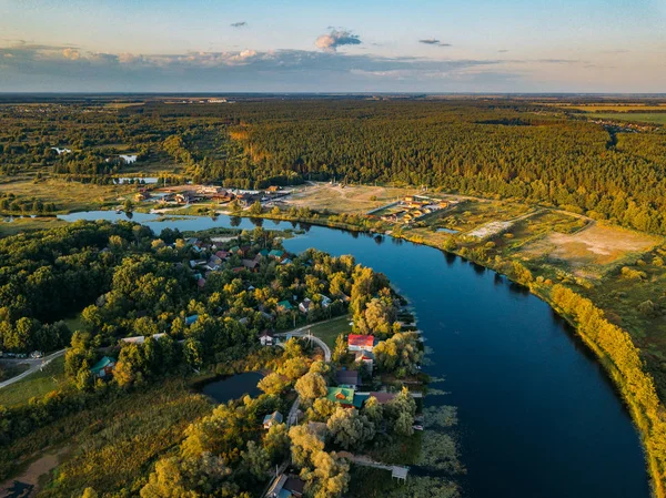 Sommar landsbygdslandskap, flygvy. By, skog och flod från Drone Flight — Stockfoto
