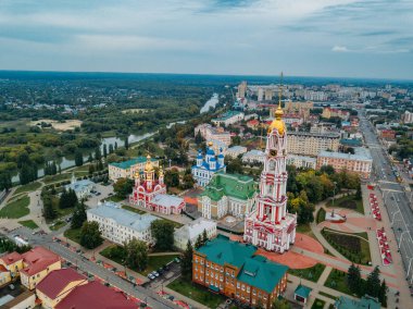 Tambov şehrinin havadan görünümü ve Leydi Manastırı'nın Kazan simgesi
