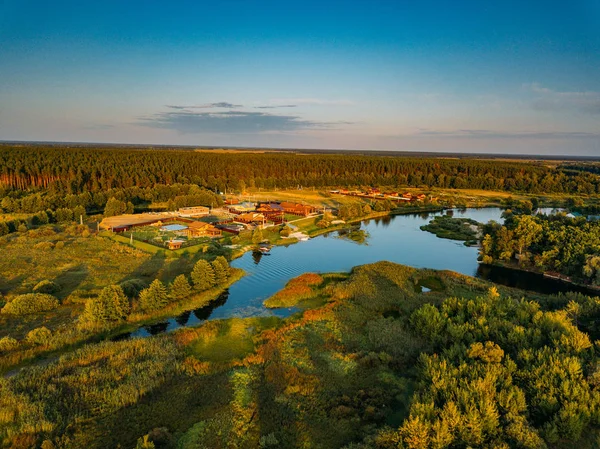 Landsbygdslandskap. Forest Lake, utsikt från drönare — Stockfoto