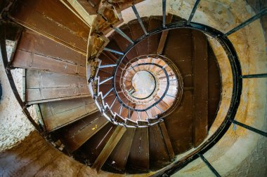 Terk edilmiş konakta eski spiral merdiven, alt görünüm