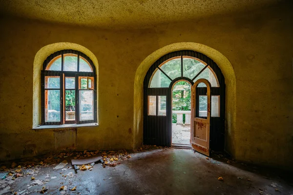 Antigo mansão abandonada em ruínas interior, janela abobadada e porta — Fotografia de Stock