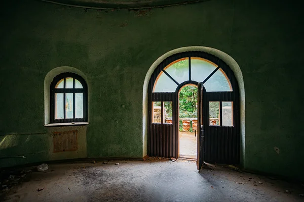 Antigo mansão abandonada em ruínas interior, janela abobadada e porta — Fotografia de Stock