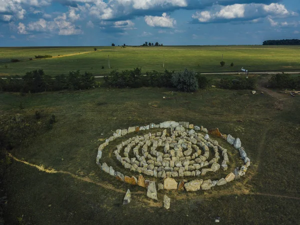 Spirallabyrinth aus Steinen, Draufsicht von der Drohne — Stockfoto