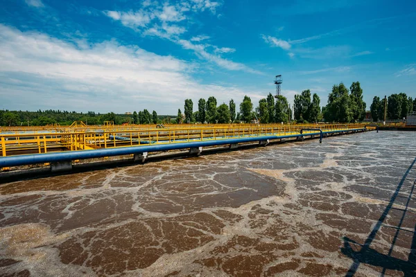 Moderna planta de tratamiento de aguas residuales. Tanques para aireación y biolog — Foto de Stock