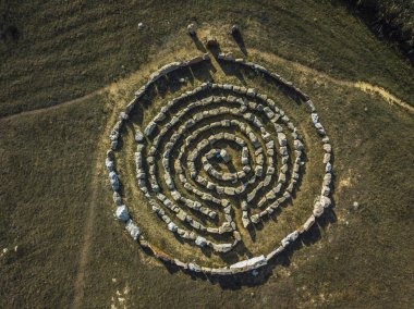 Taştan yapılmış spiral labirent, İHA 'nın üst görüntüsü