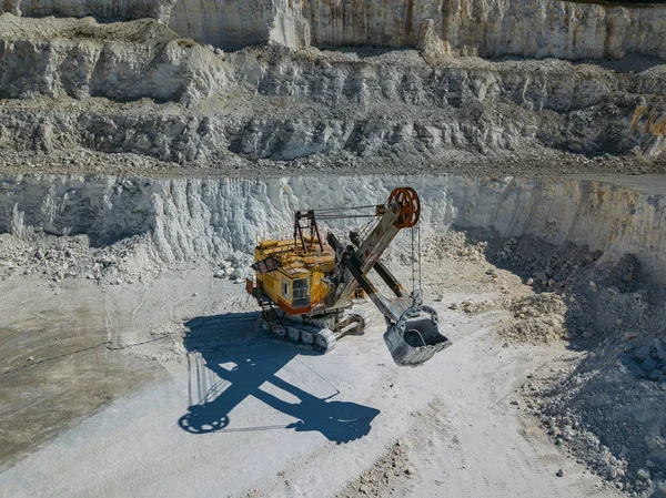 Gelber Seilbagger arbeitet im Kalksteinbruch — Stockfoto