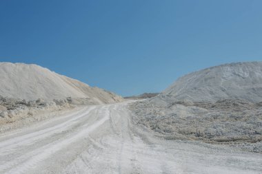 Güneşli günde açık tebeşir madencilik ocağı