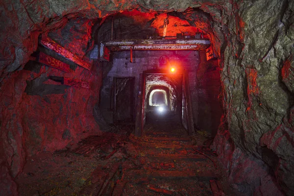 Demiryolu rengipaslı kalıntıları ile koyu kirli terk edilmiş uranyum madeni aydınlatılmış