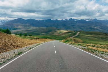 Dağ manzarasında asfalt yol. Seyahat konsepti