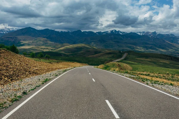 Estrada de asfalto na paisagem da montanha. Conceito de viagem — Fotografia de Stock